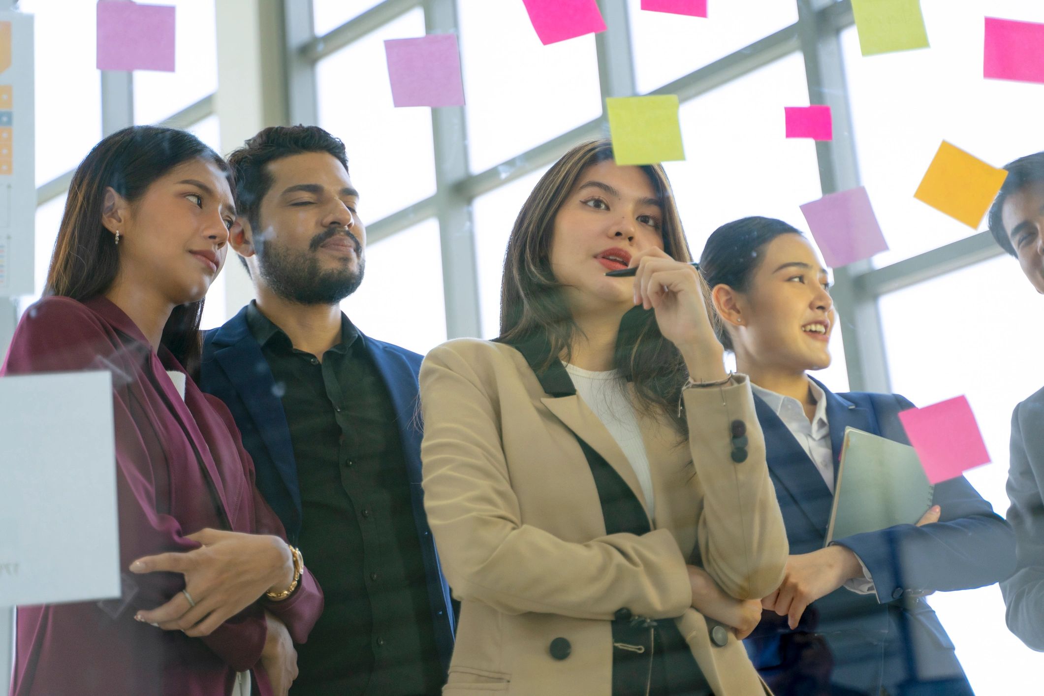 Profesionales colaborando en una reunión de trabajo para gestionar conocimiento organizacional