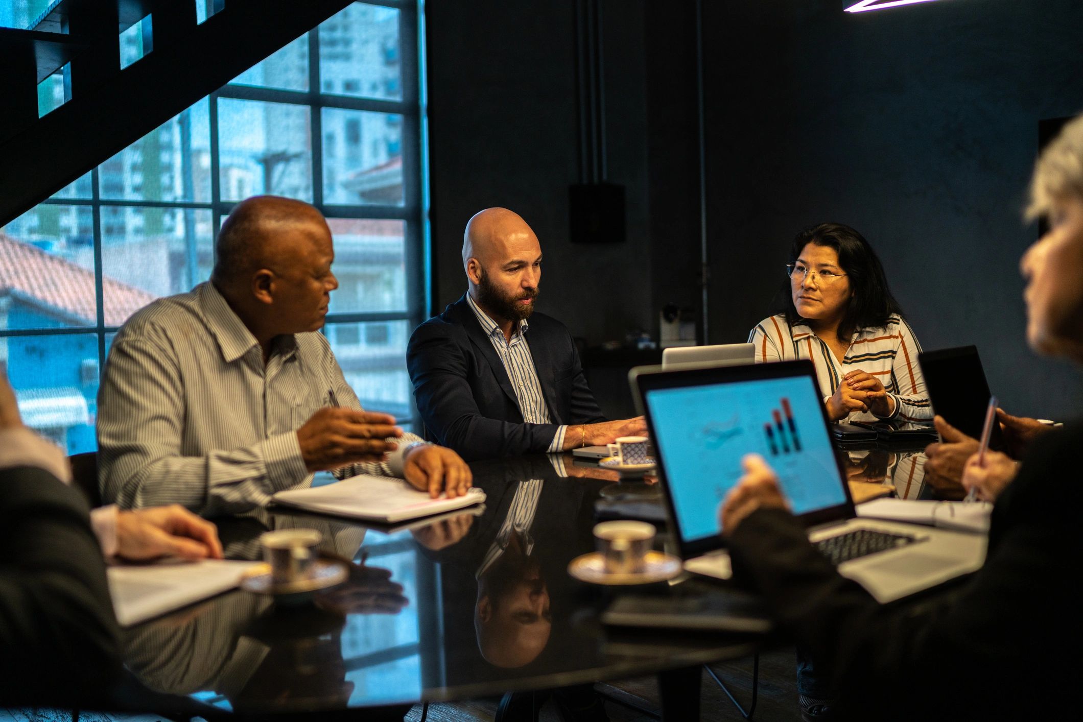 Equipo empresarial en reunión de trabajo colaborativo