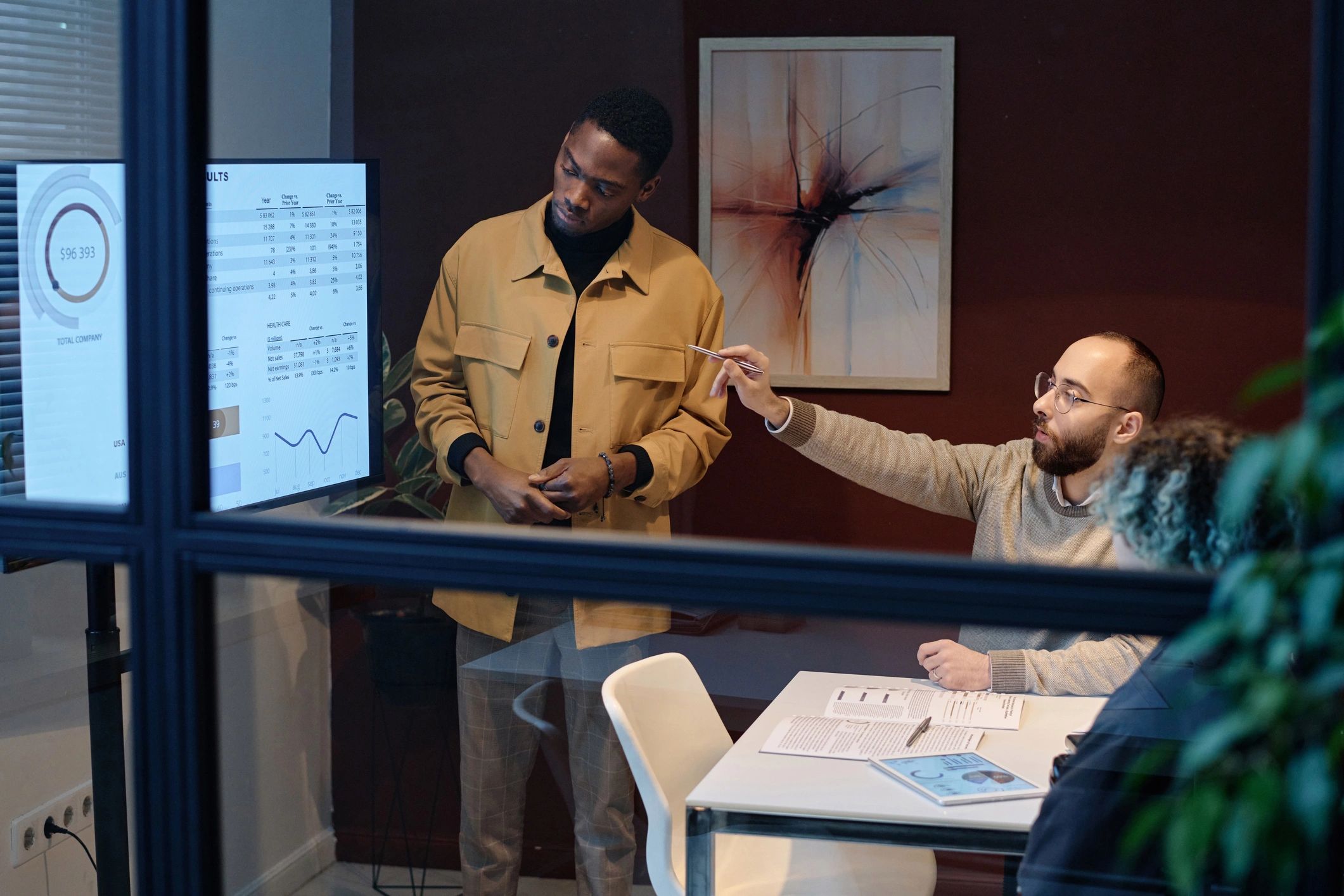 Equipo analizando datos y transferencia de conocimiento en sala de reuniones