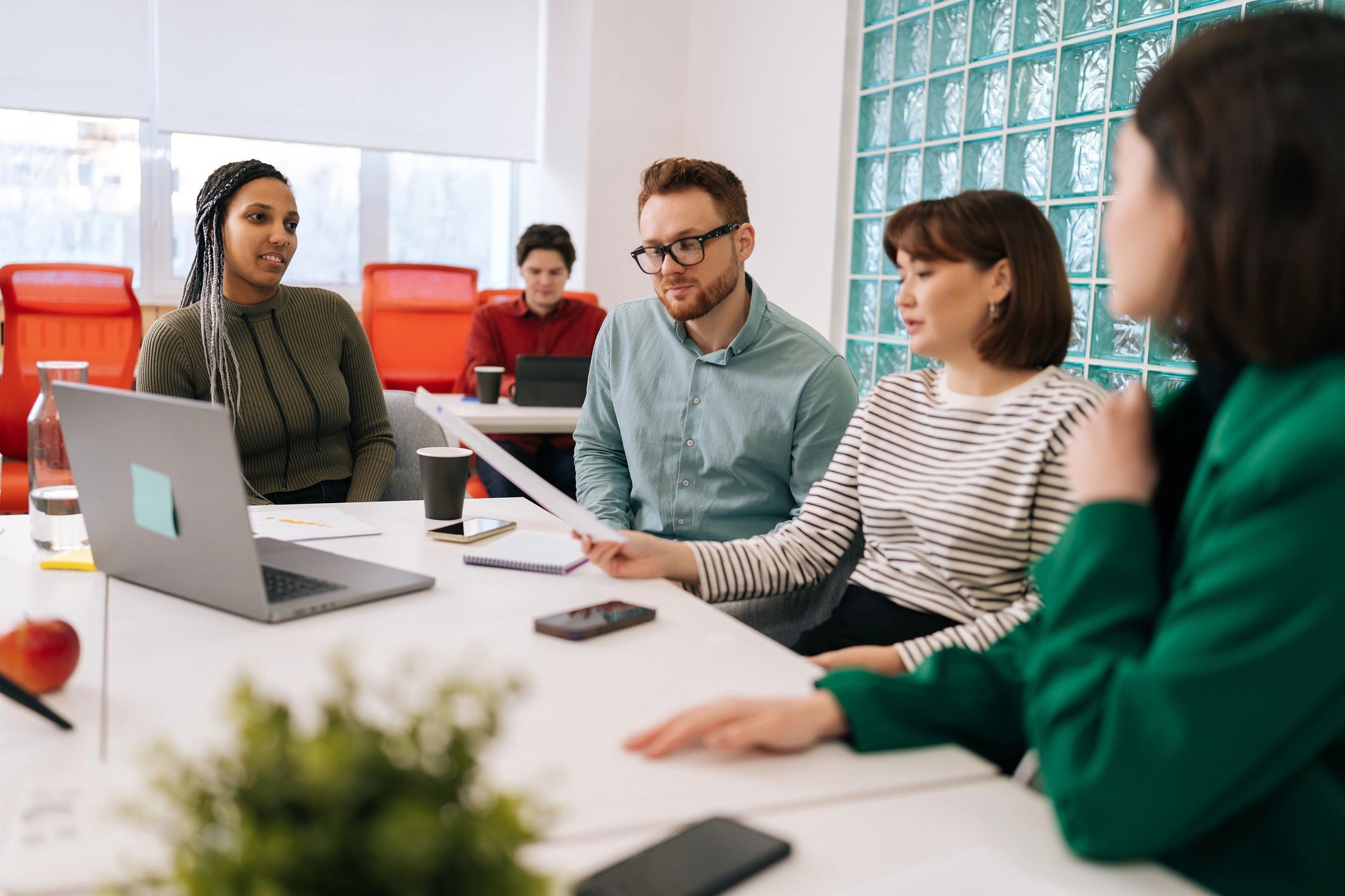 Equipo de trabajo analizando reportes en una mesa de reunión
