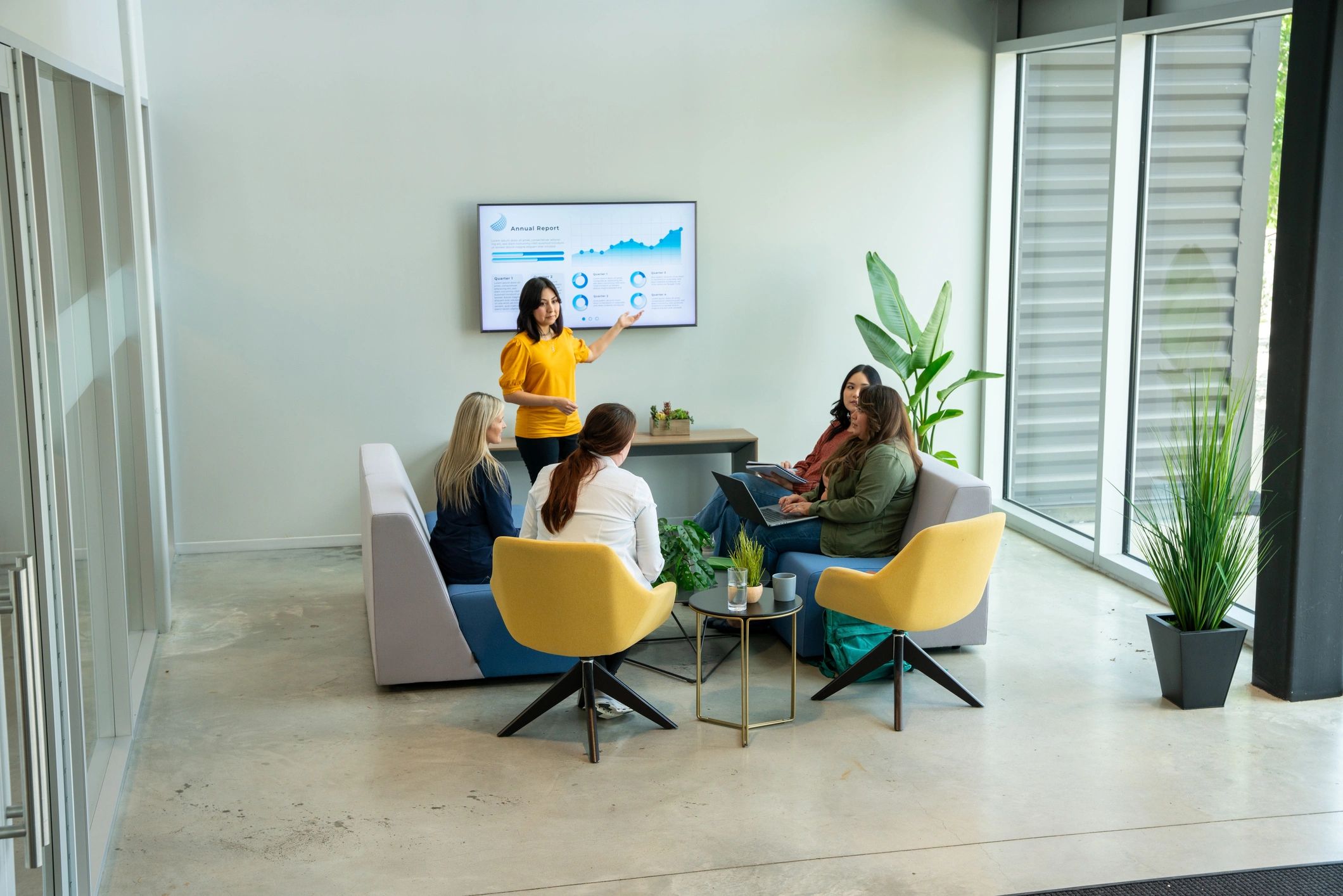 Reunión profesional en espacio de coworking