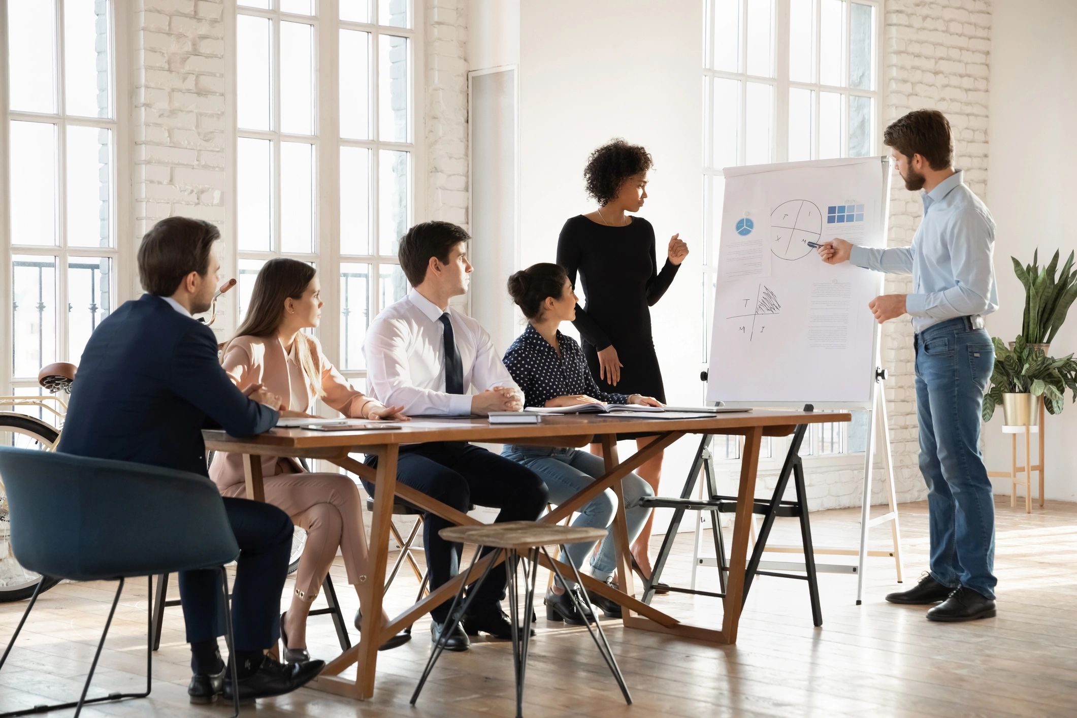 Equipo corporativo presentando estrategia de innovación