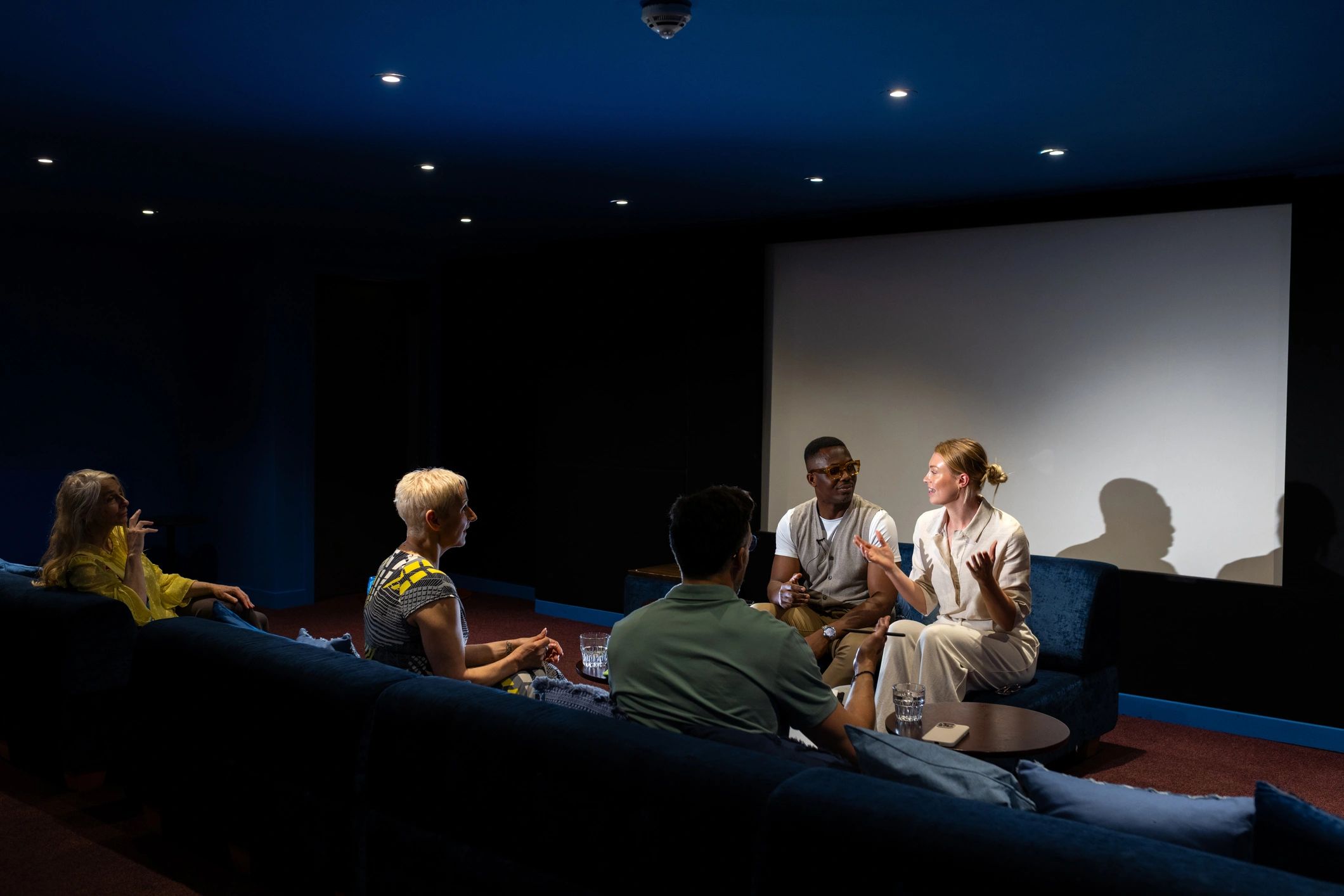 Sesión de ideas e innovación con equipo profesional